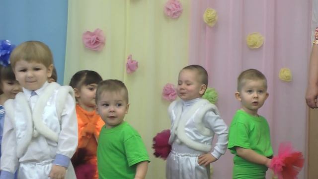 Вход на утреннике 8 Марта 2017 в яслях Муз рук Максюта Г В смотреть онлайн