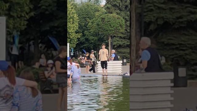Москва. День ВДВ 2022. Парк Горького. Купание в фонтане Парка Горького в день ВДВ. смотреть онлайн