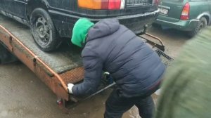 Погрузка автомобиля на платформу  эвакуатора.