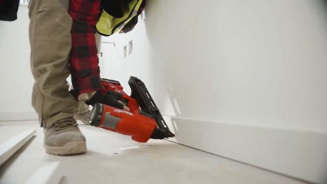 Milwaukee M18FN16GA-202X 18V 16G Angled Finish Nailer With 2x 2Ah Batteries смотреть онлайн