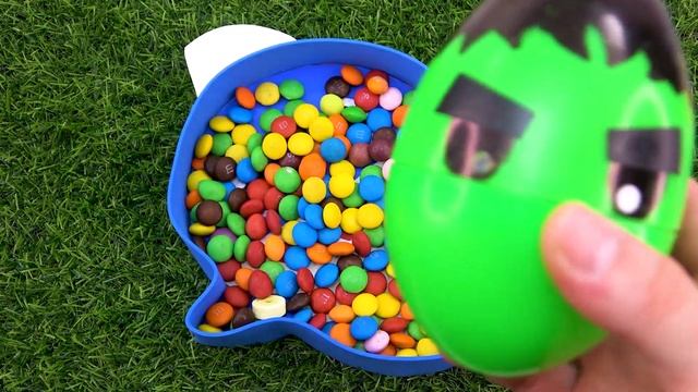 Satisfying Video l Baby Shark Full of Sweets with Magic Skittles Candy & M&M Cutting ASMR смотреть онлайн