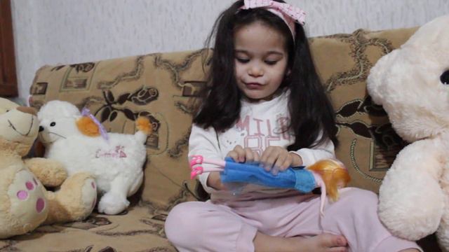 Elza and Lady Bug . Кукла Эльза и кукла леди Баг. Сара играет с куклами. смотреть онлайн