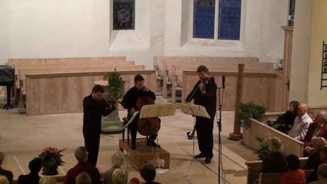Mozart String Trio Divertimento. 1st Movement смотреть онлайн