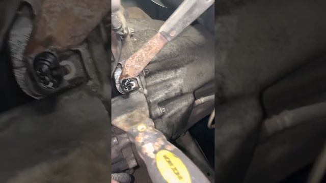 Crank Position Sensor CKP location & Removal from a 2008 Mercedes 315 cdi Sprinter UK смотреть онлайн