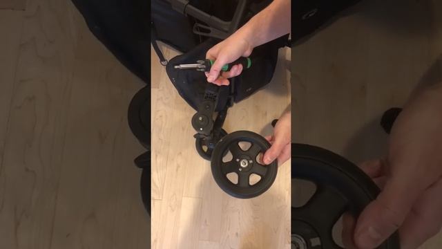 How To: Removing and Replacing the Back Wheels on your Colugo Compact Stroller смотреть онлайн