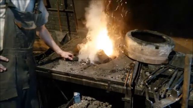 Как быстро разжечь кузнечный горн в кузнице / How to light the forge fire смотреть онлайн