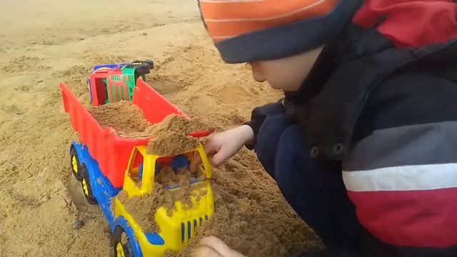 Поиск сокровищ. Раскопки в песочнице. Нашли утку, 2 рубля и другое. смотреть онлайн