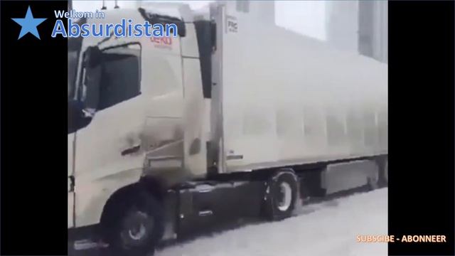 Truck stuck in the snow Грузовик застрял в снегу смотреть онлайн