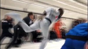 Бег в самолете имитаторе лунной гравитации.