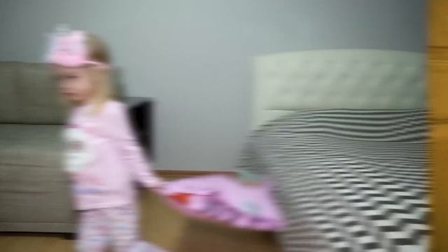 Вика хочет спать, а мама и сестричка мешают.