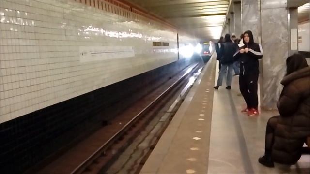 Электропоезд 81-765/766/767 "МОСКВА"№15 на станции метро Рязанский Проспект. смотреть онлайн