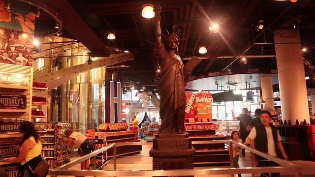 This Is Hershey's Chocolate World On The Las Vegas Strip. Complete Walk-through!