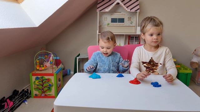 София играет с сестрой с песком и танцуют под песню "Арам Зам Зам" смотреть онлайн