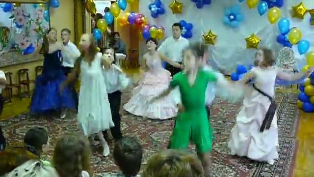 вальс на выпускном Бэла.MOV смотреть онлайн