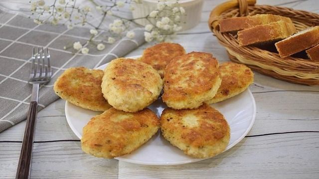 КАК ПОЖАРИТЬ КУРИНЫЕ КОТЛЕТЫ? Сочные жаренные котлеты из куриного фарша на сковороде в сухарях смотреть онлайн