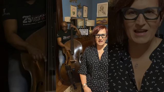 “APRIL IN PARIS” -Vernon Duke/YHarburg смотреть онлайн