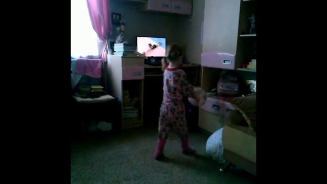 ЮМОР:) Будущая звезда волейбола:) Смешная разминка 4-летней девочки Humor girl Ball game Volleyball смотреть онлайн