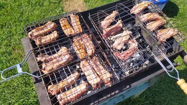 Готовим вкусные жаренные ребрышки на углях смотреть онлайн