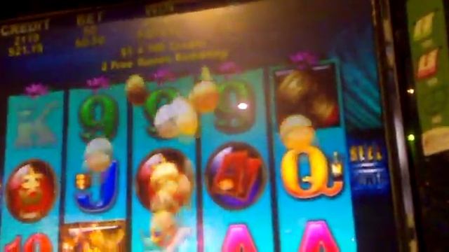 Ronald testing luck with a $5 on pokermachine смотреть онлайн