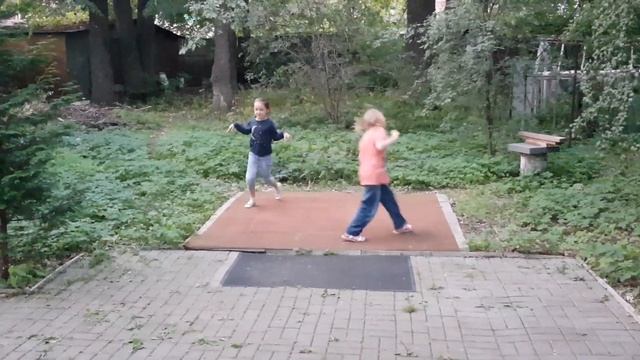 Мы разгадываем тайну чёрно-белого кота... Исполняют Алина и Лиза... смотреть онлайн