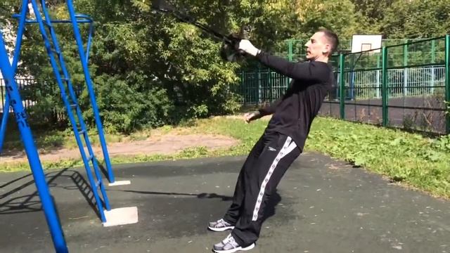 Упражнение Single Arm Row, направленно на укрепление заднего пучка дельт, бицепса и мышц кора. смотреть онлайн