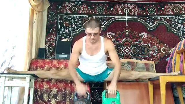 Шпагат на двух стульях + подъём двух гирь по 16кг 3 раза смотреть онлайн