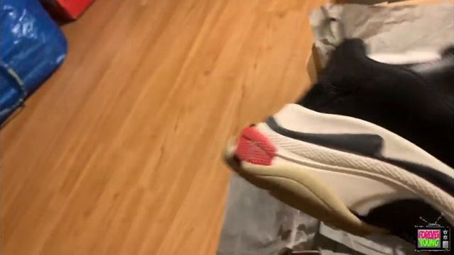 Balenciaga Triple S unboxing смотреть онлайн