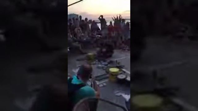 Уличный барабанщик зажигает смотреть онлайн