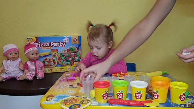 Кики готовит пиццу из пластилина смотреть онлайн