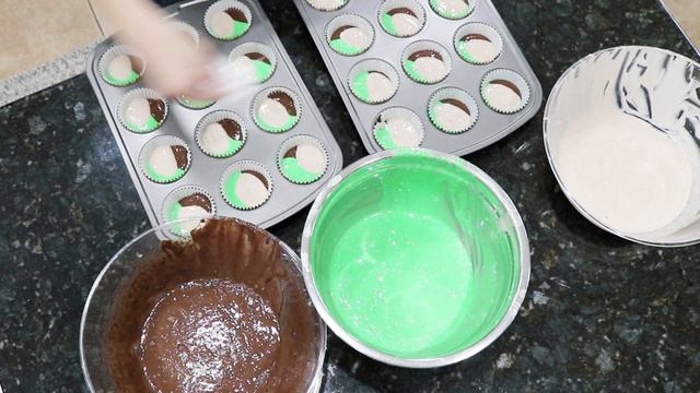 HOW TO MAKE CAMO CUPCAKES // 6 DOZEN CUPCAKES // BAKING MOM смотреть онлайн