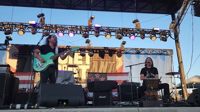 Kip Winger - Winger - Miles Away Unplugged - Live to Rock Tour - Mid-State Fair - Paso Robles, CA смотреть онлайн