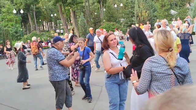 Розовые зори Танцы в парке Горького Харьков Август 2021 смотреть онлайн