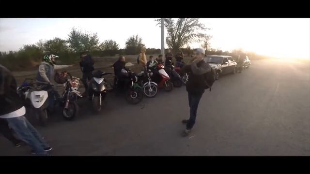 Школьники на мопедах смотреть онлайн