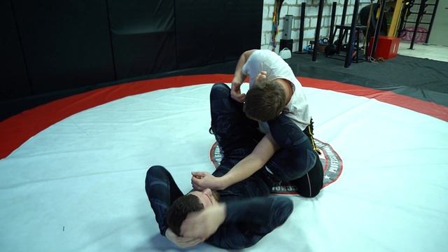 Самый эффективный приём в борьбе на улице - Armbar! / APTraining 20 смотреть онлайн