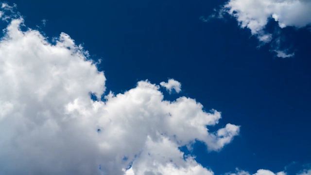 Amazing flying slow motion clouds on blue sky. Clouds are moving before your eyes. B-Roll смотреть онлайн