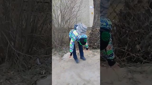 Как школьники идут домой со школы! смотреть онлайн
