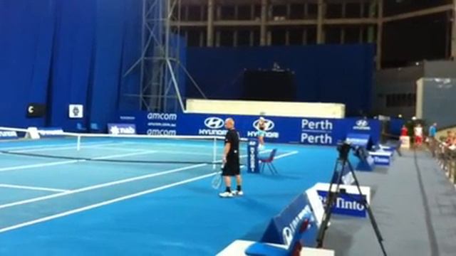 Caroline Wozniacki warming up for her match Vs Bethanie Mat смотреть онлайн