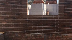 Кладка облицовочного кирпича. Перекрытие оконного проема. Объект 2