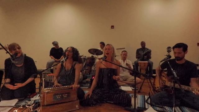 Shonali + GInny ~ Aap Sahaee Hoa~ Community Kirtan ATL ~ 09/27/19 @ Form Yoga смотреть онлайн