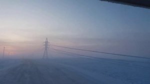 Излом и падение высоковольтных опор ЛЭП после метели в тундре