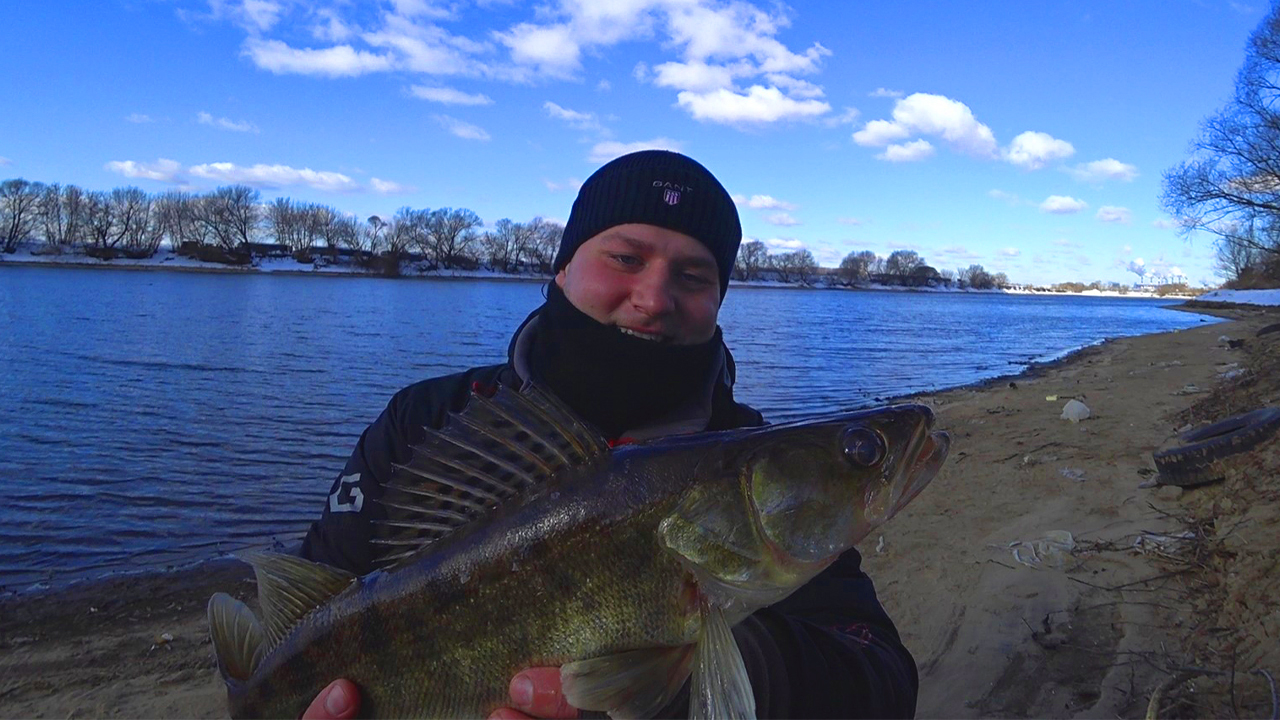 ТРОФЕЙ НА УЛЬТРАЛАЙТ НА МОСКВА-РЕКЕ! Рыбалка в ЛЫТКАРИНО!! Зимний СПИННИНГ смотреть онлайн