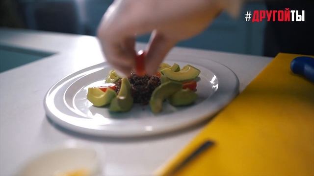 Салат с киноа и авокадо. смотреть онлайн