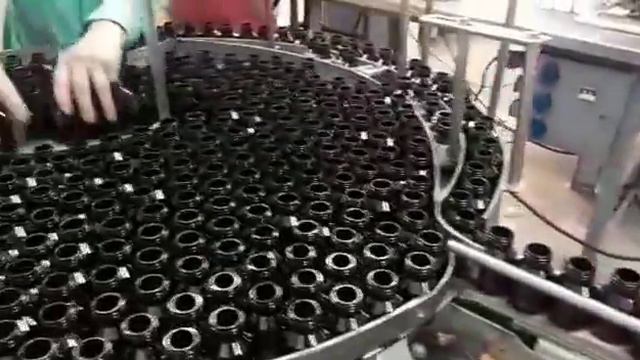 LINEA DE LLENADO, TAPADO Y ETIQUETADO CON PLATO ALIMENTADOR - MARCA DUBASA смотреть онлайн