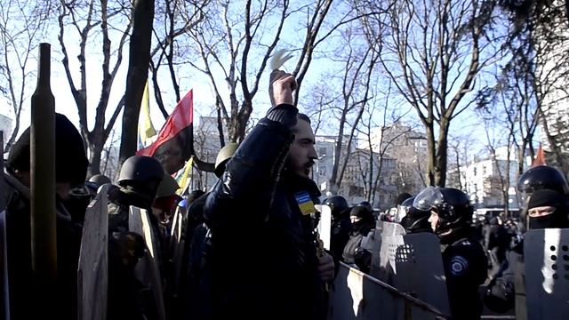 Священник окропляет святой водой Самооборону и спецназ смотреть онлайн
