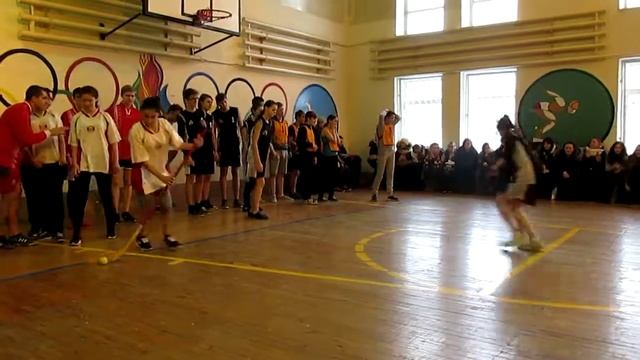 Эстафета "Гони мяч клюшкой!" смотреть онлайн