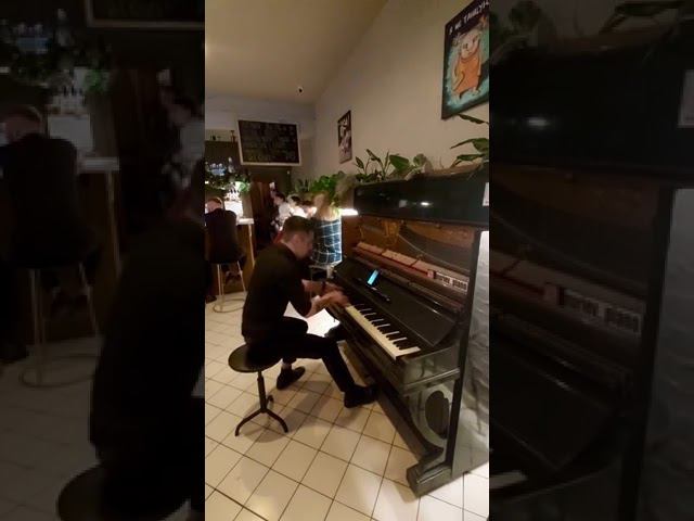 Полковнику никто | на пианино в баре