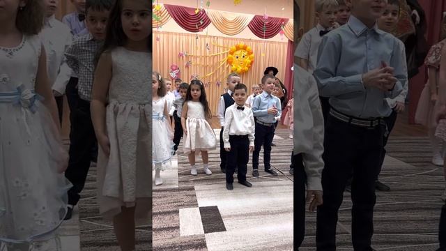 Сын Хлопает и Танцует / Песня про Бабушку / Песня для Бабушки / Выше руки / Мы Начинаем и Зажигаем) смотреть онлайн
