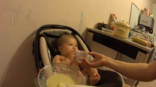 Доча пьёт с бутылочки смотреть онлайн