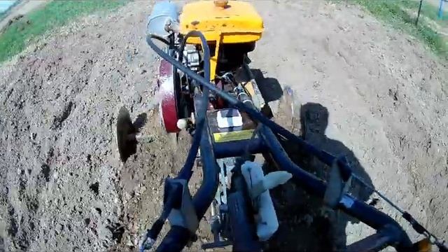 Нарезка борозд для грядок окучником с мотоблоком Каскад на фрезах Целина смотреть онлайн