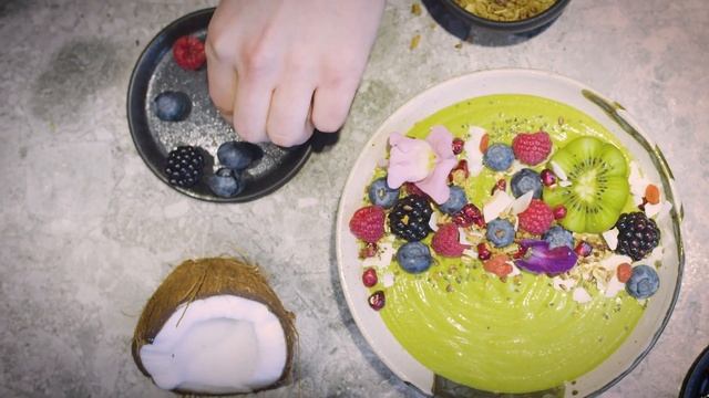Matcha breakfast bowl with coconut made with a K400 Artisan blender смотреть онлайн
